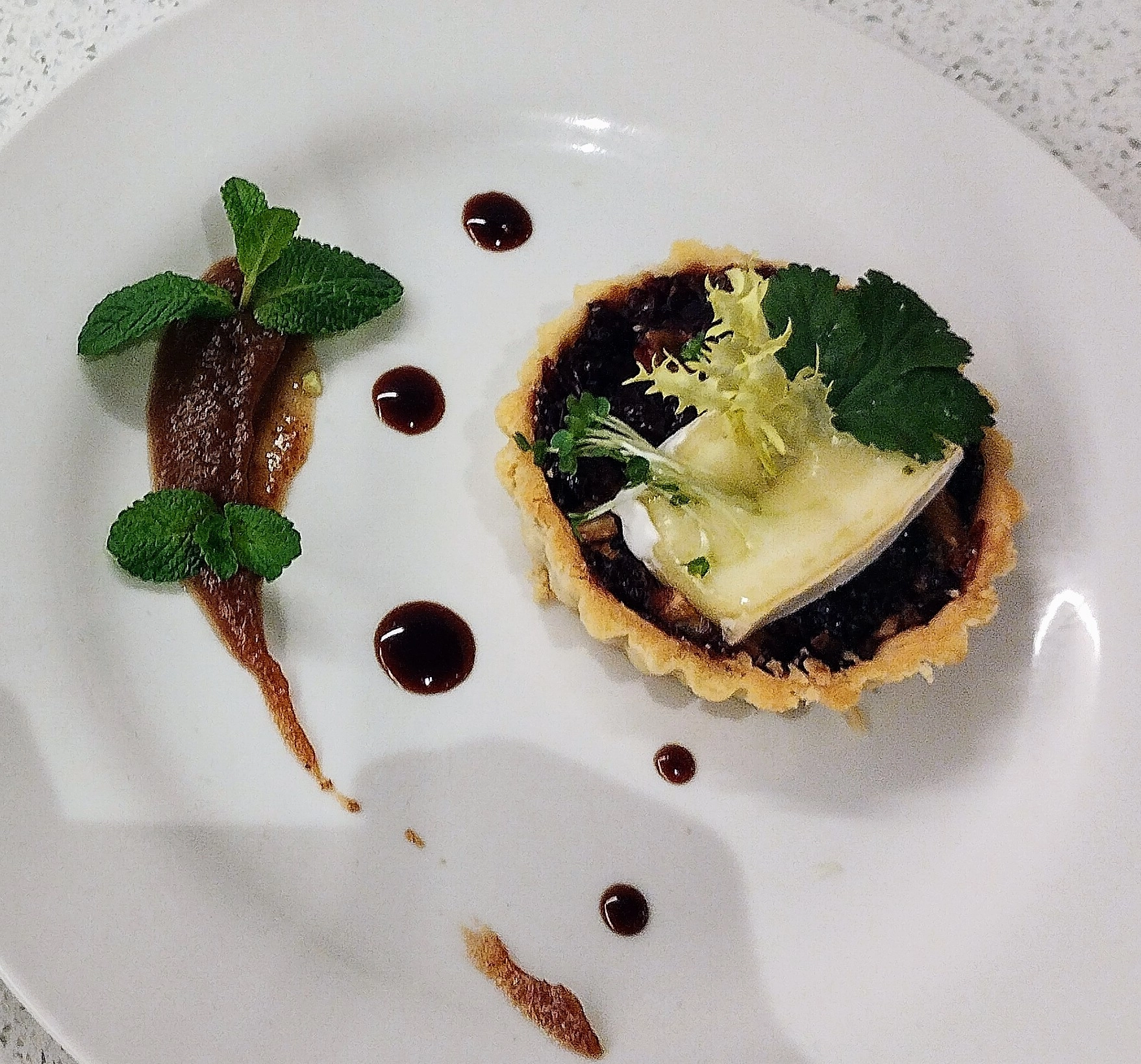 Red Onion, Balzamic, Camembert Tart, Tomato Relish (V)