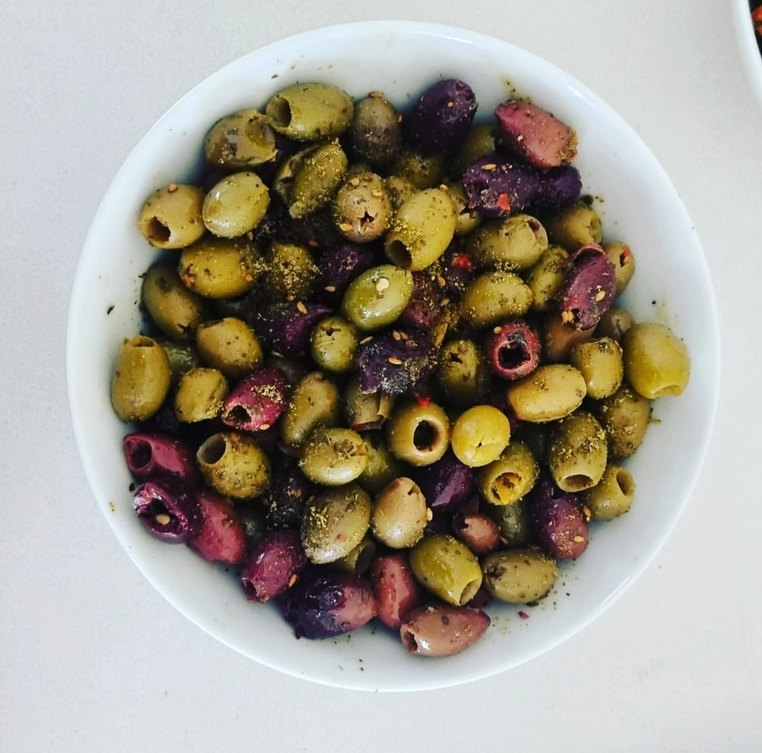 Zaatar Olives