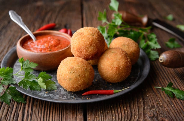 Sun Dried Tomatoes And Goat Cheese Arancini With Chilli Mayo (V)