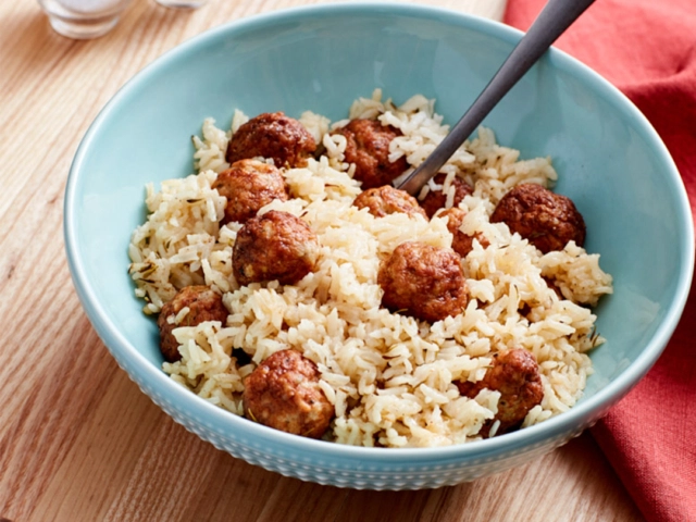 Black Beans Meatballs In Tomato-Basil Sauce And Steamed Black And Brown Basmati Rice (Ve)