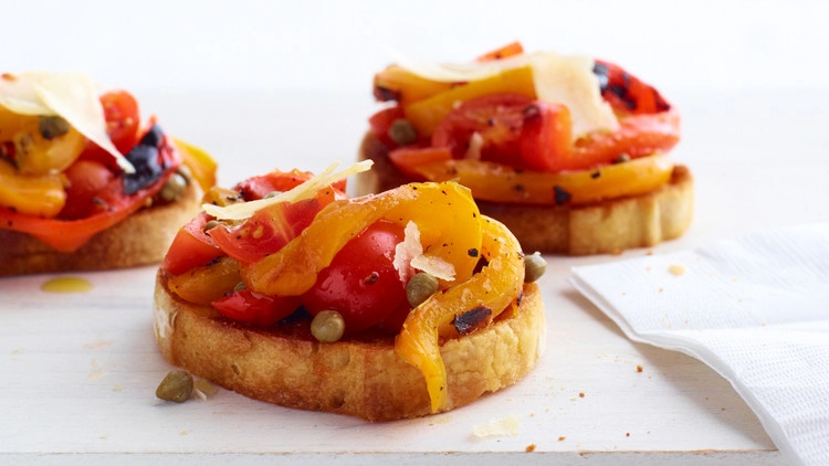Bruschetta Con Pepperoni, Tonno E Capperi