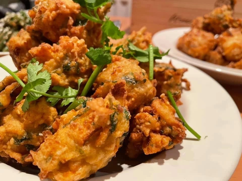 Mooli And Carrot Fritters With Sweet Chilli Dipping Sauce (V)
