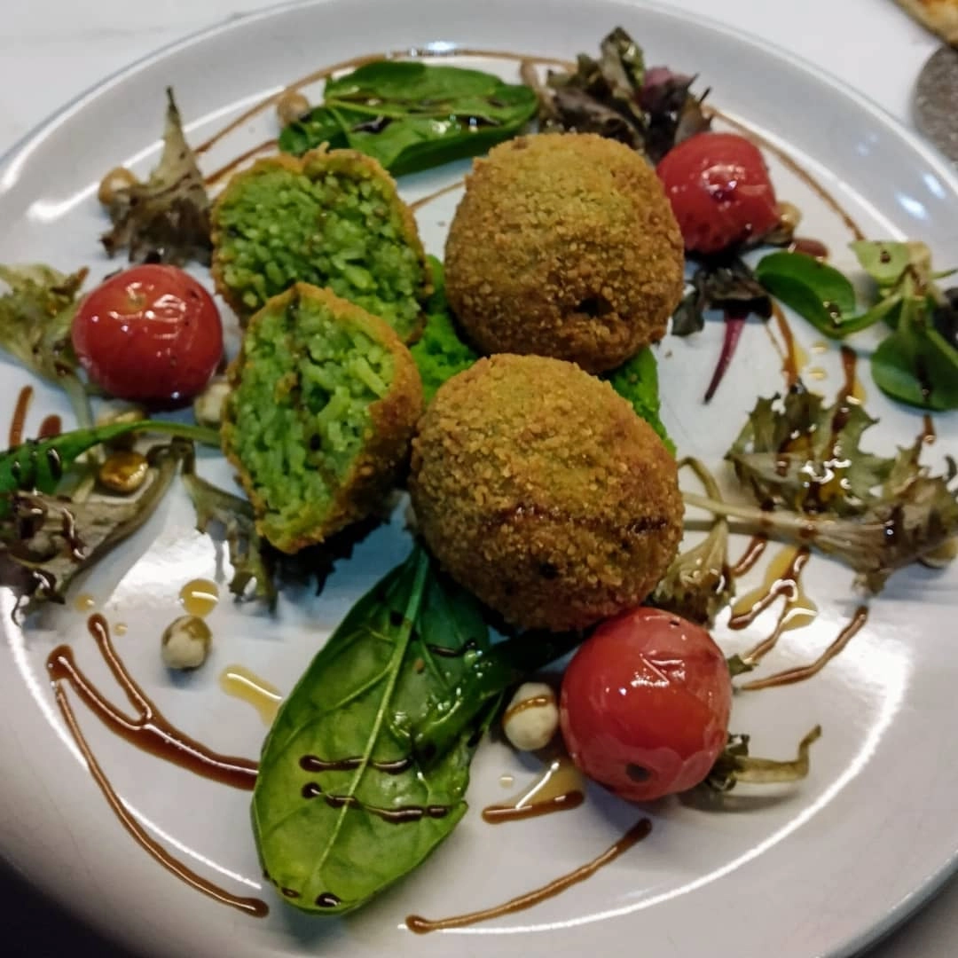 Pea&Parmesan Arancini, Creamy Pea Puree And Crispy Wasabi Peas, Rocket(V)