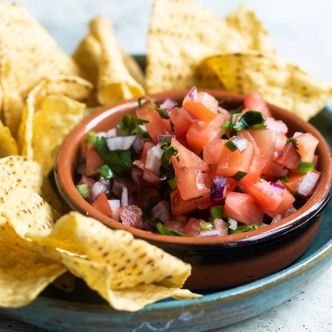 Totopos Con Salsa Pico De Gallo Y Chipotle (V)