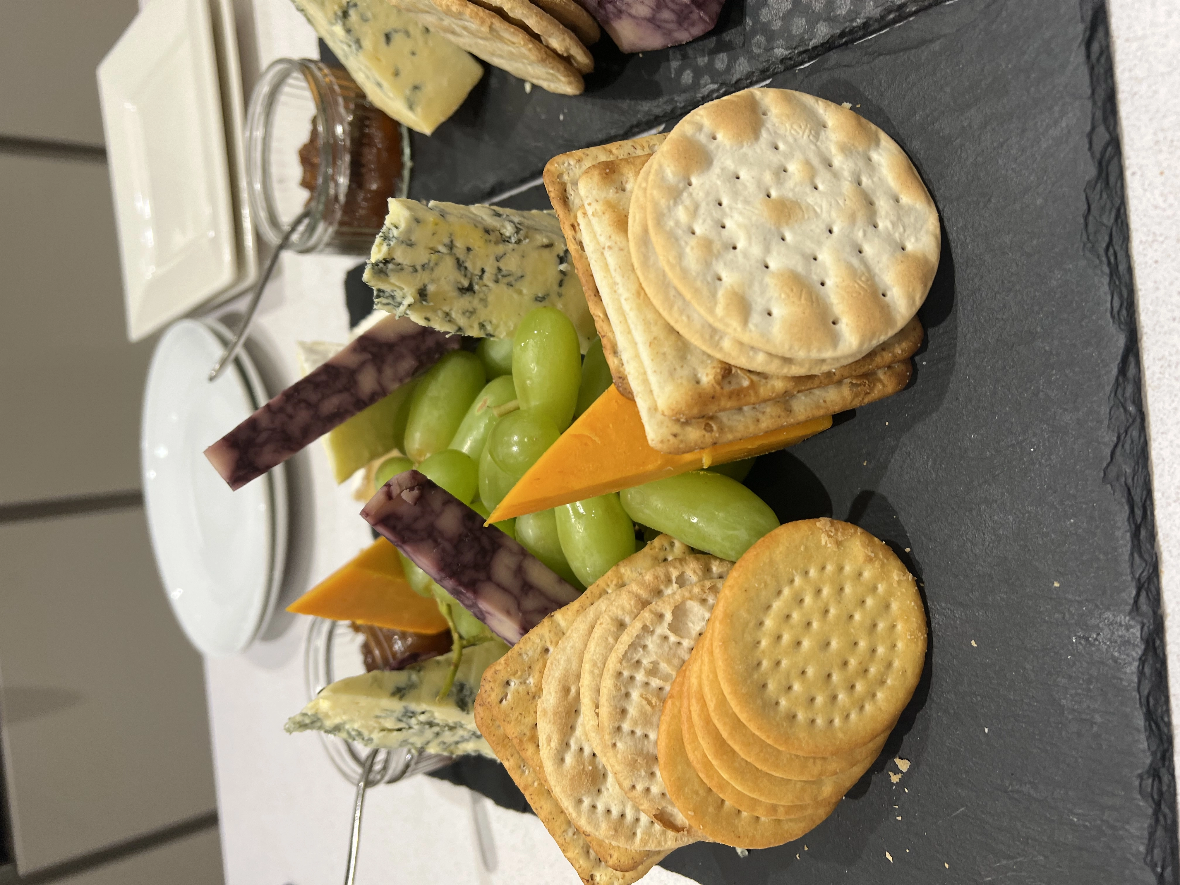 Assorted 4 Kind Of Local Cheeses /Grapes /Chutney /Crackers 