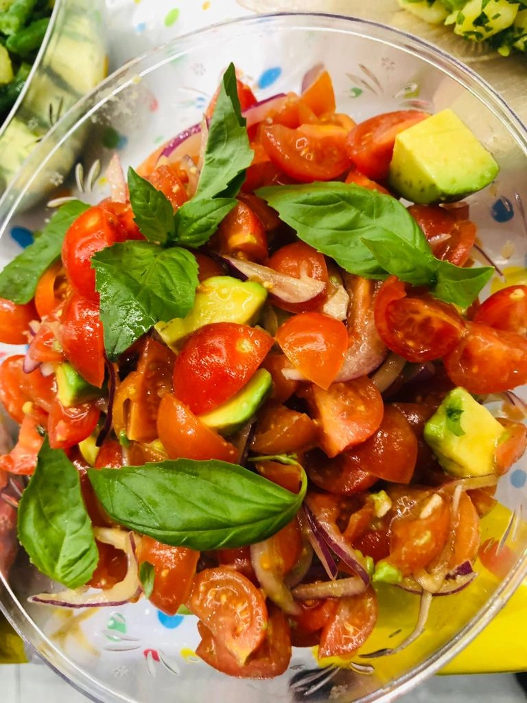 Tomato & Avocado Salad (V)