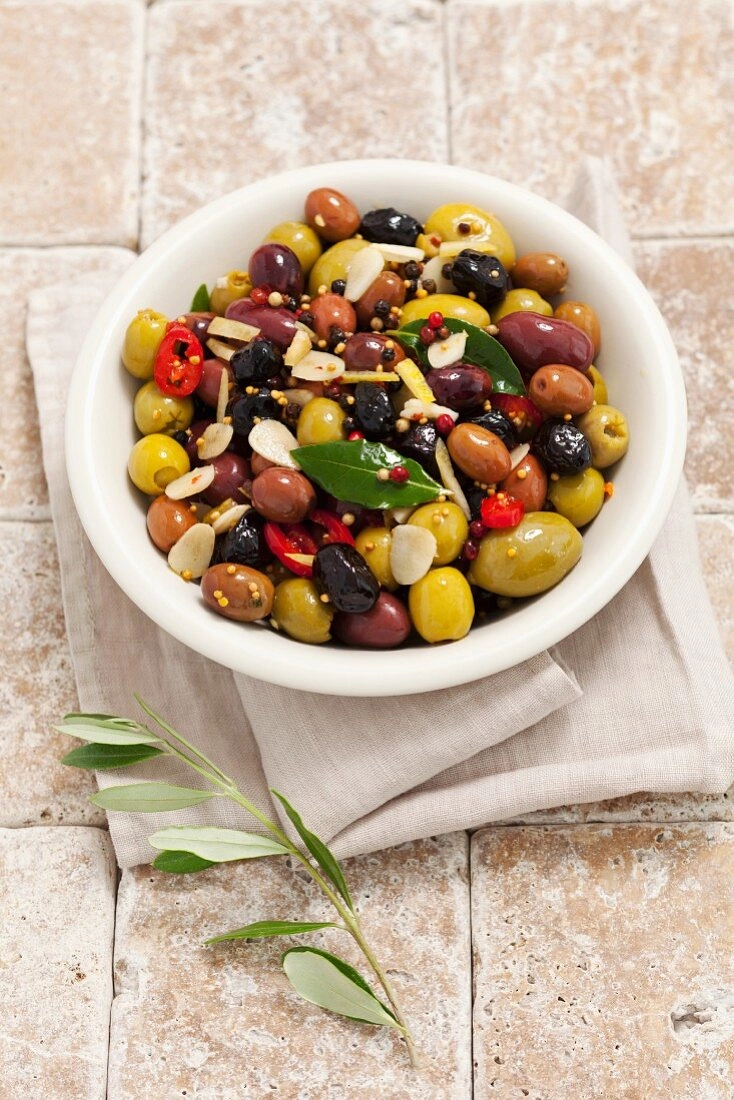 Garlic And Chilli Marinate Olives (Ve)