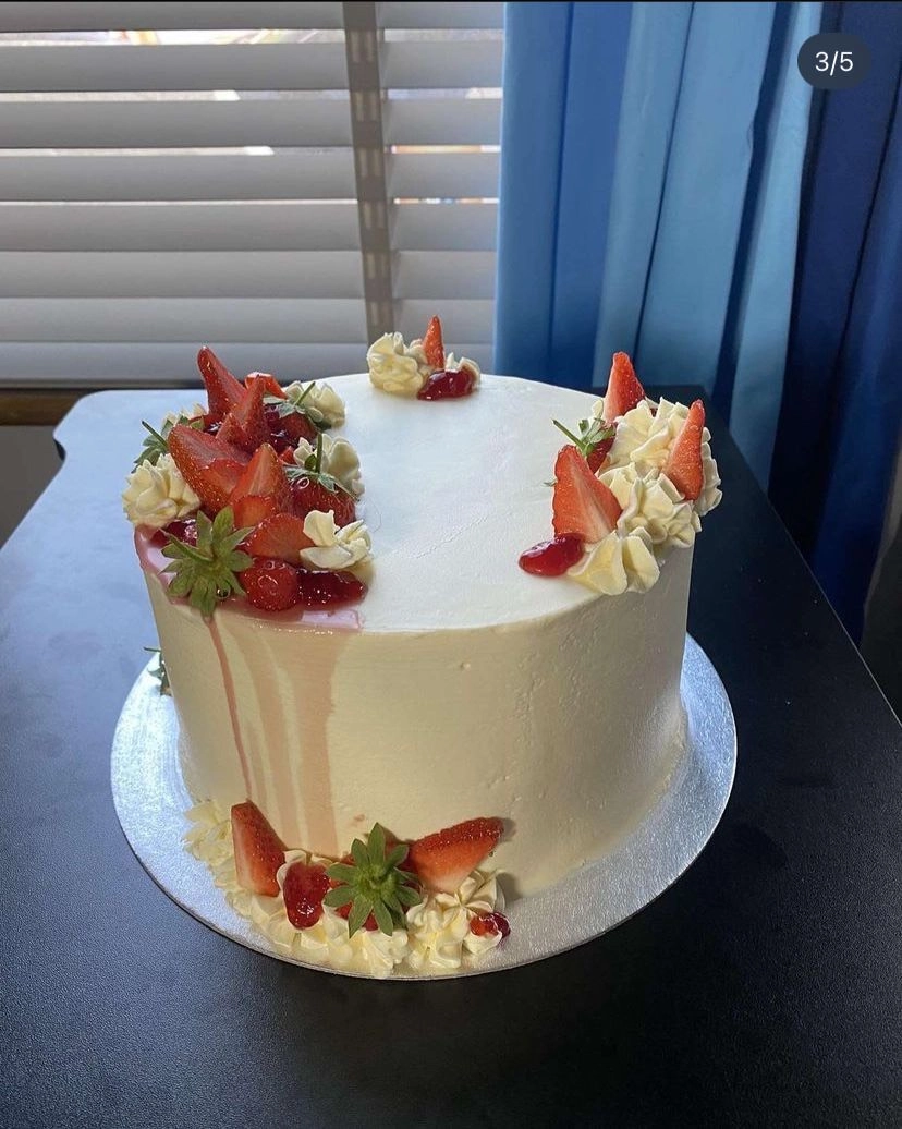 Strawberry Celebration Cake (V/Ve) £65