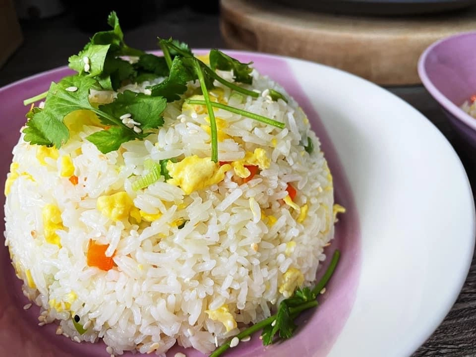 Egg Fried Rice With Carrot, Peas And Spring Onion (V)