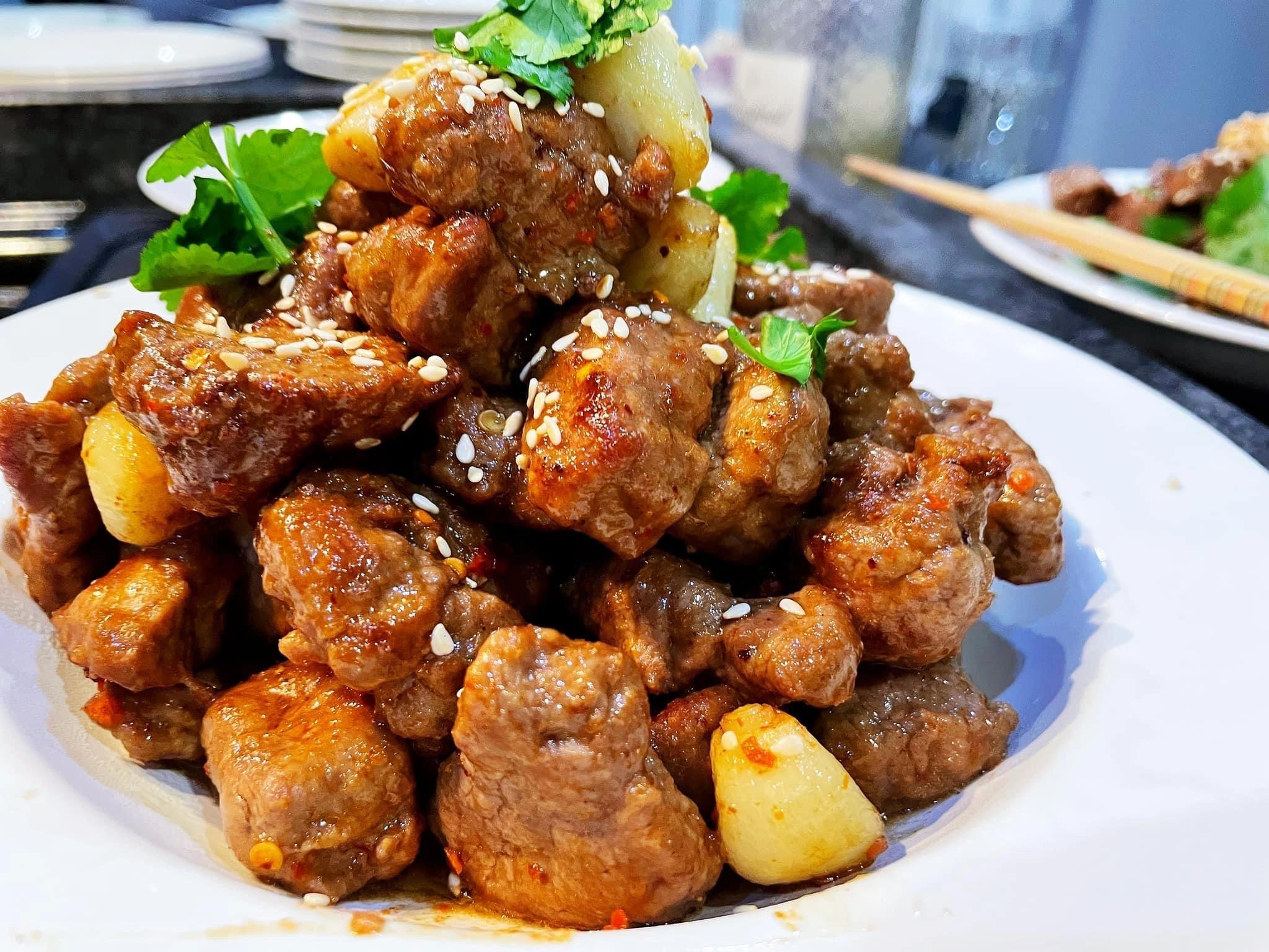 Hunan Style Beef Cubes With Garlic And Chilli Flakes