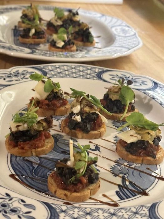 Sundried Tomato Pesto, Black Olive & Aioli Bruschetta Bites (V/Ve)