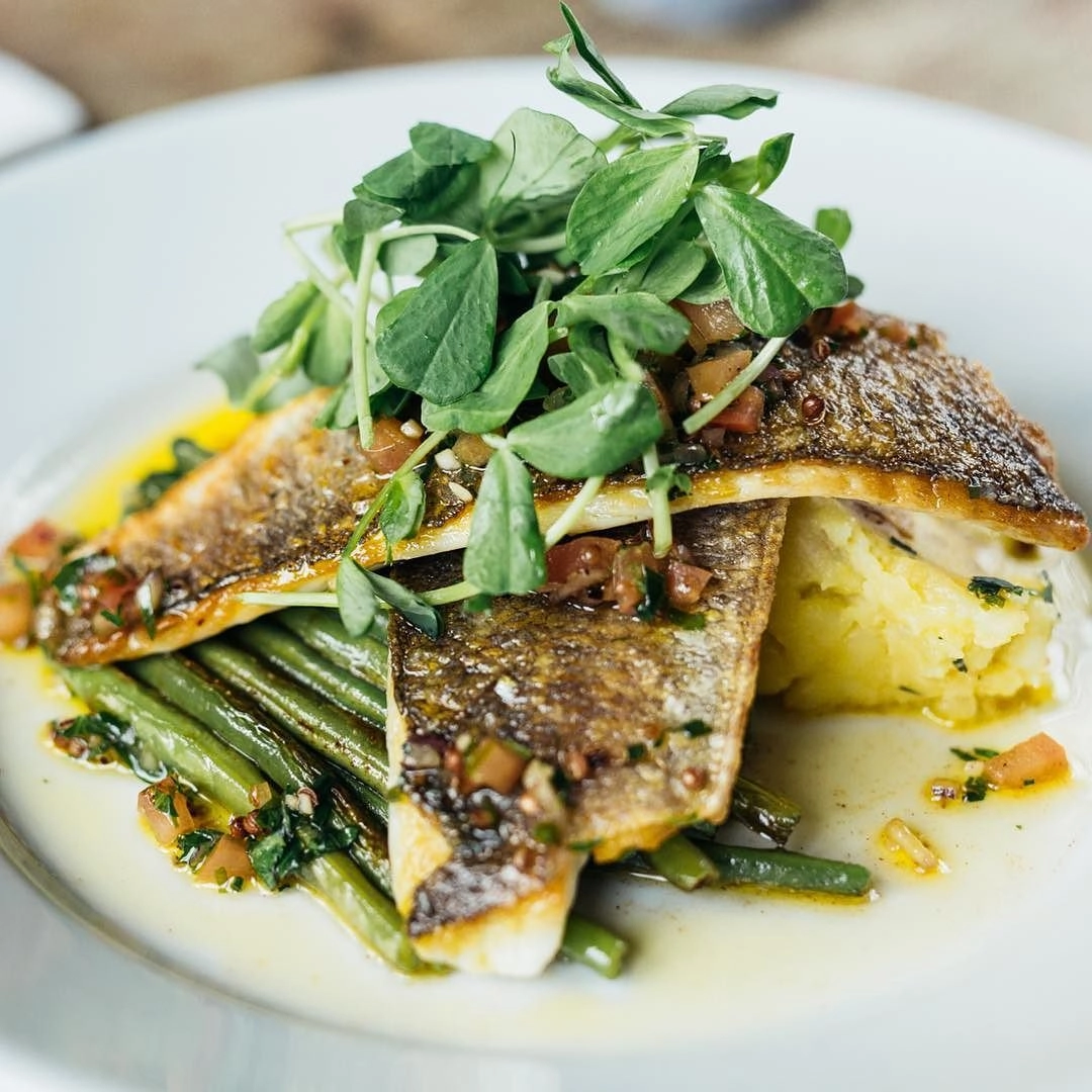Branzino Saltato In Padella Al Limone E Fagioli Fini Al Burro All'aglio
