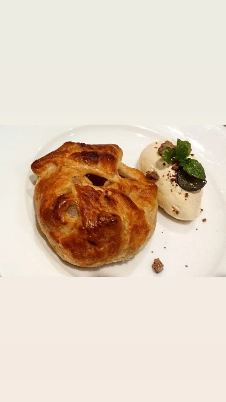 Apple&Cinnamon Parcel With Brittle Dust And Chantilly Clotted Cream(V)