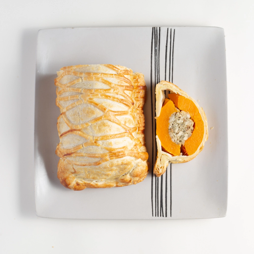 Butternut Squash Wellington, Roast Potatoes, Maple Glazed Carrots, Greens & Gravy (Ve)