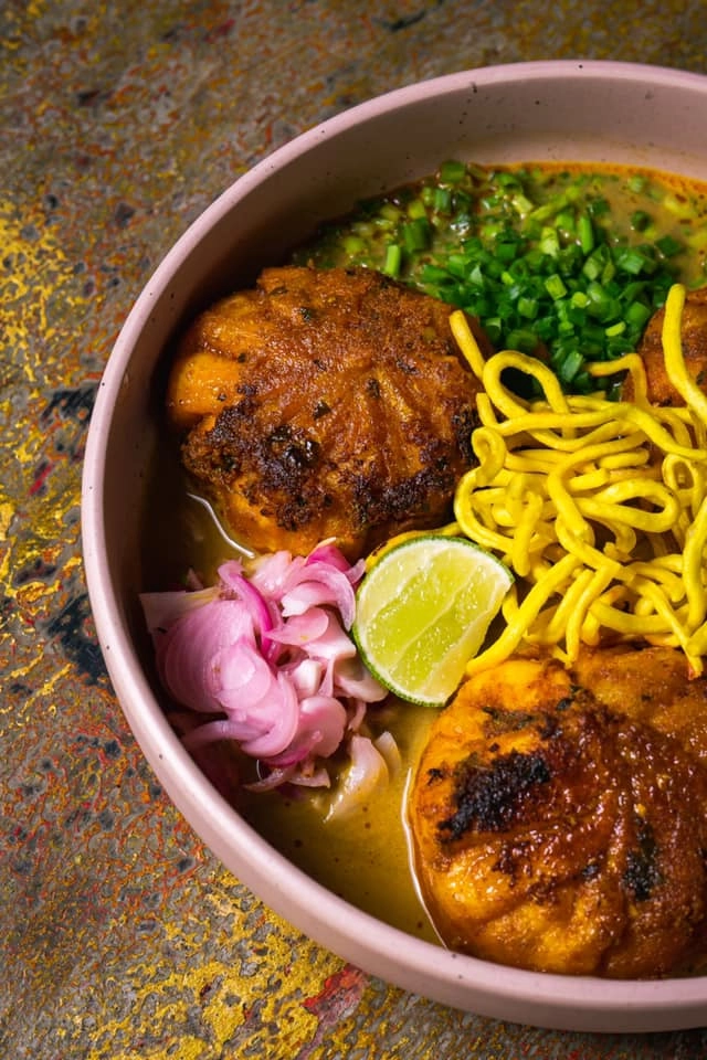 Khao Soi Tandoori Momos (V)