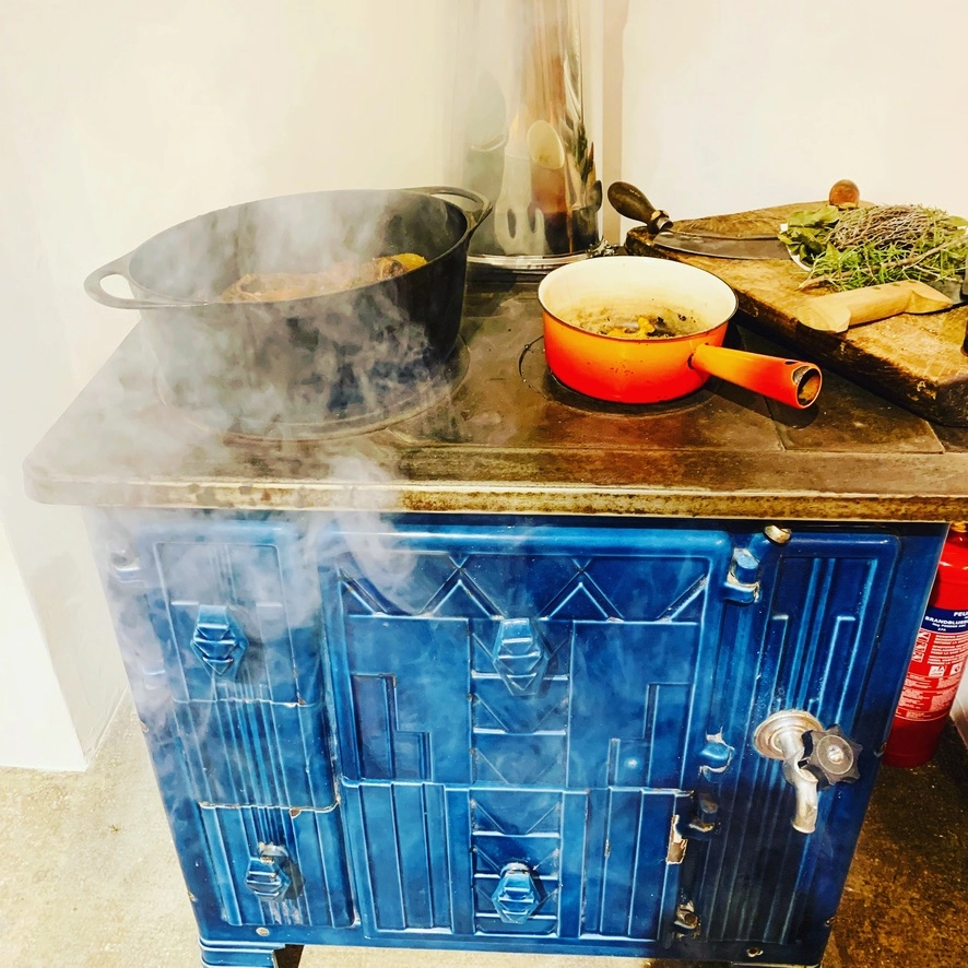 Stylish hot buffet to share