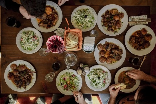 Chef Manset Y's Une table remplie de saveurs et de gouts menu image