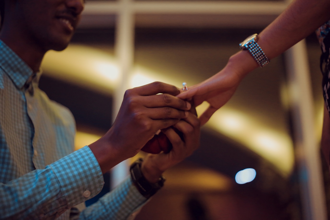 3 ways to plan the perfect home proposal this Christmas